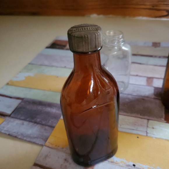 Bundle vintage old medicine bottles - Picture 8 of 11